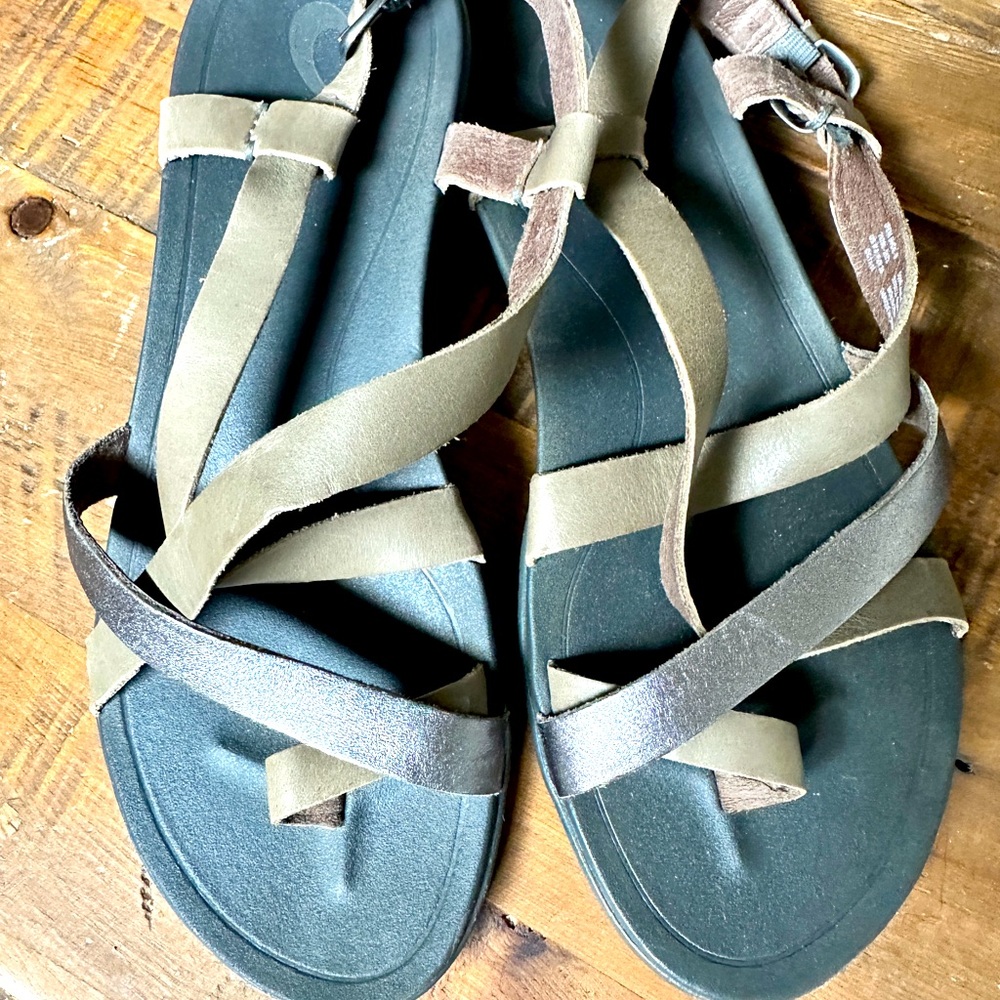 Chaco silver & taupe strappy sandals. W8. EUC